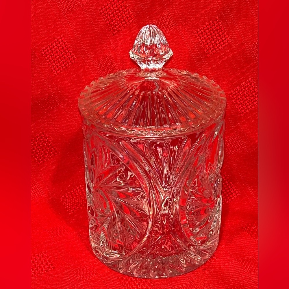 Vintage Crystal Clear Pinwheel Star Lidded Candy/ Biscuit Jar 5.5” tall